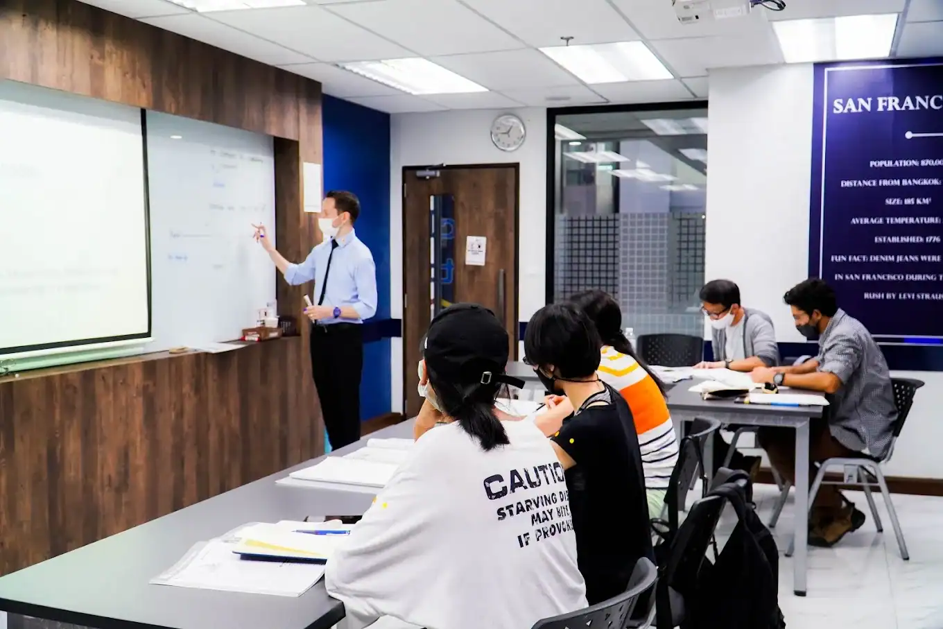 Formation et immersion en anglais à Bangkok : salle de classe de l'école IH, partenaire de Sherwood School pour votre projet linguistique en Thaïlande. Formation et immersion en anglais à Bangkok : salle de classe de l'école IH, partenaire de Sherwood School pour votre projet linguistique en Thaïlande.