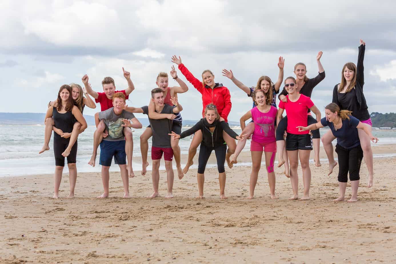 Summer Camp à Bournemouth, Angleterre : étudiants profitant des activités sur la plage avec Cavendish School of English, partenaire de Sherwood School, école de langues à La Baule Summer Camp à Bournemouth, Angleterre : étudiants profitant des activités sur la plage avec Cavendish School of English, partenaire de Sherwood School, école de langues à La Baule