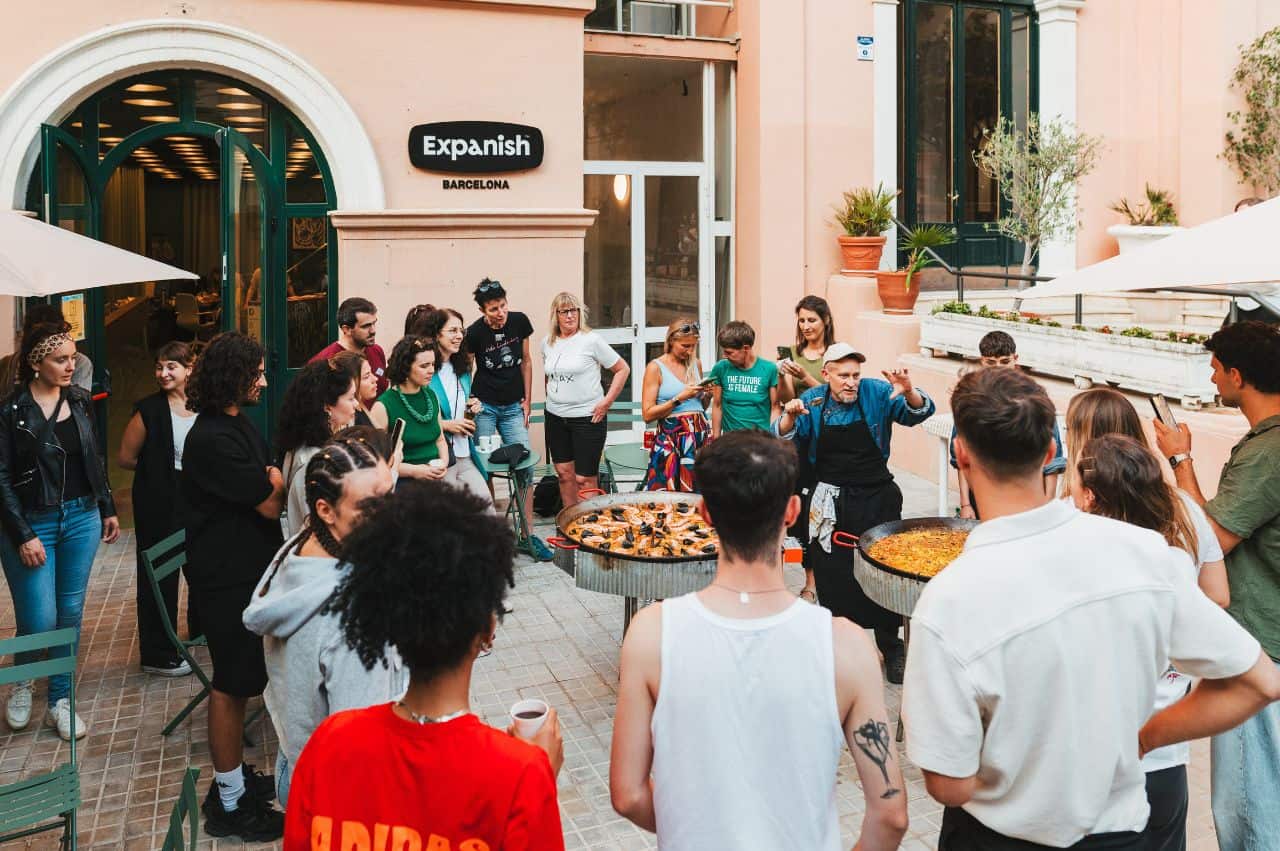 Séjour linguistique à Barcelone, Espagne : étudiants découvrant la culture locale en cuisinant une paella chez Expanish, partenaire de Sherwood School, école de langues à La Baule (formation éligible CPF). Séjour linguistique à Barcelone, Espagne : étudiants découvrant la culture locale en cuisinant une paella chez Expanish, partenaire de Sherwood School, école de langues à La Baule (formation éligible CPF).