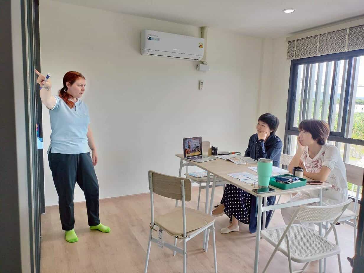 Cours d'anglais avec un professeur britannique à Chiang Mai : améliorez votre accent en immersion totale avec l'expertise de Sherwood School. Cours d'anglais avec un professeur britannique à Chiang Mai : améliorez votre accent en immersion totale avec l'expertise de Sherwood School.