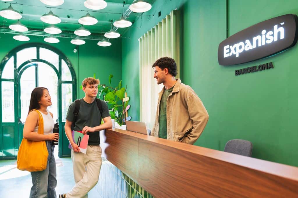 La meilleure école pour apprendre l'espagnol à Barcelone, Espagne : vue de la réception accueillante d'Expanish, partenaire de Sherwood School, école de langues à La Baule (éligible CPF). La meilleure école pour apprendre l'espagnol à Barcelone, Espagne : vue de la réception accueillante d'Expanish, partenaire de Sherwood School, école de langues à La Baule (éligible CPF).