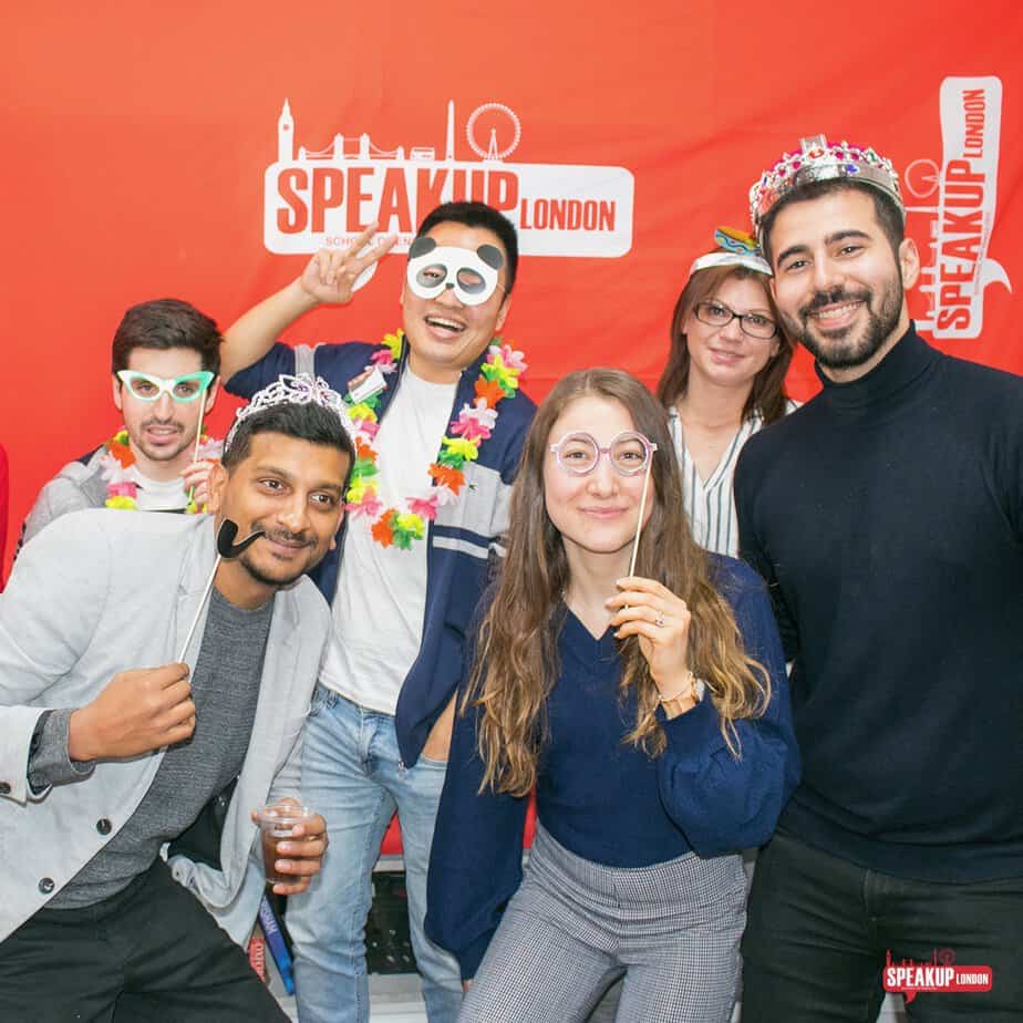 Activité sociale pour étudiants à Londres : moment de détente et culture en Angleterre avec Speak Up London et Sherwood School.