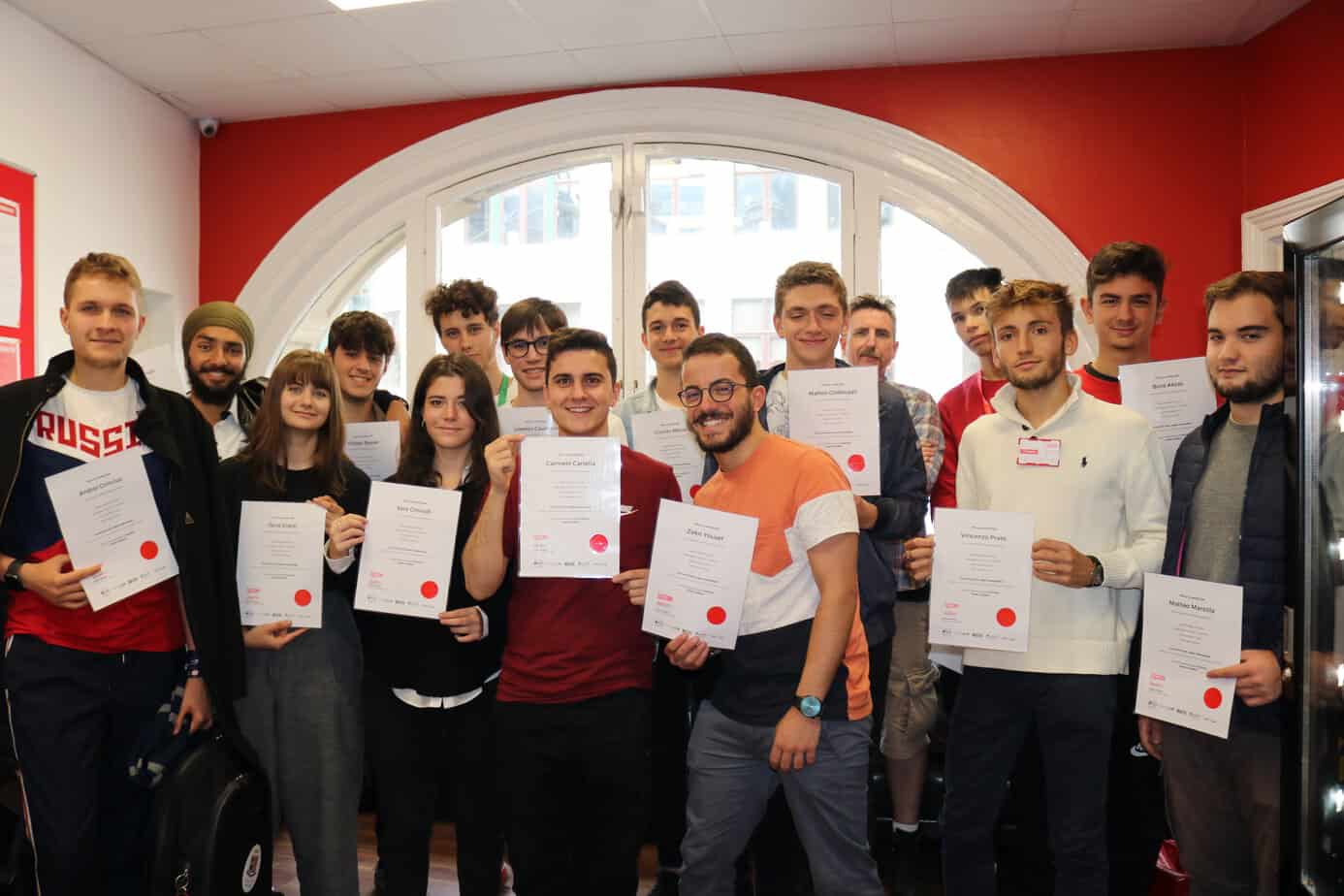 Étudiants diplômés après un séjour linguistique à Londres : réussite de la formation chez Speak Up London avec Sherwood School.