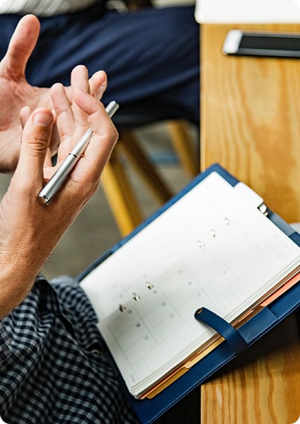 Étudiant révisant ses cours : découvrez la méthode structurée de Sherwood School pour apprendre les langues en présentiel ou à distance, éligible au financement CPF.