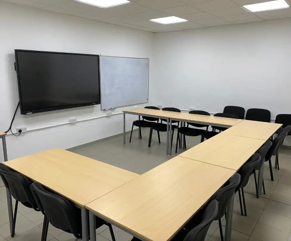 Infrastructures et locaux à St Julian's : vue d'une salle de classe moderne chez International House (IH) Malta, partenaire de Sherwood School, école de langues à La Baule (éligible CPF). Infrastructures et locaux à St Julian's : vue d'une salle de classe moderne chez International House (IH) Malta, partenaire de Sherwood School, école de langues à La Baule (éligible CPF).