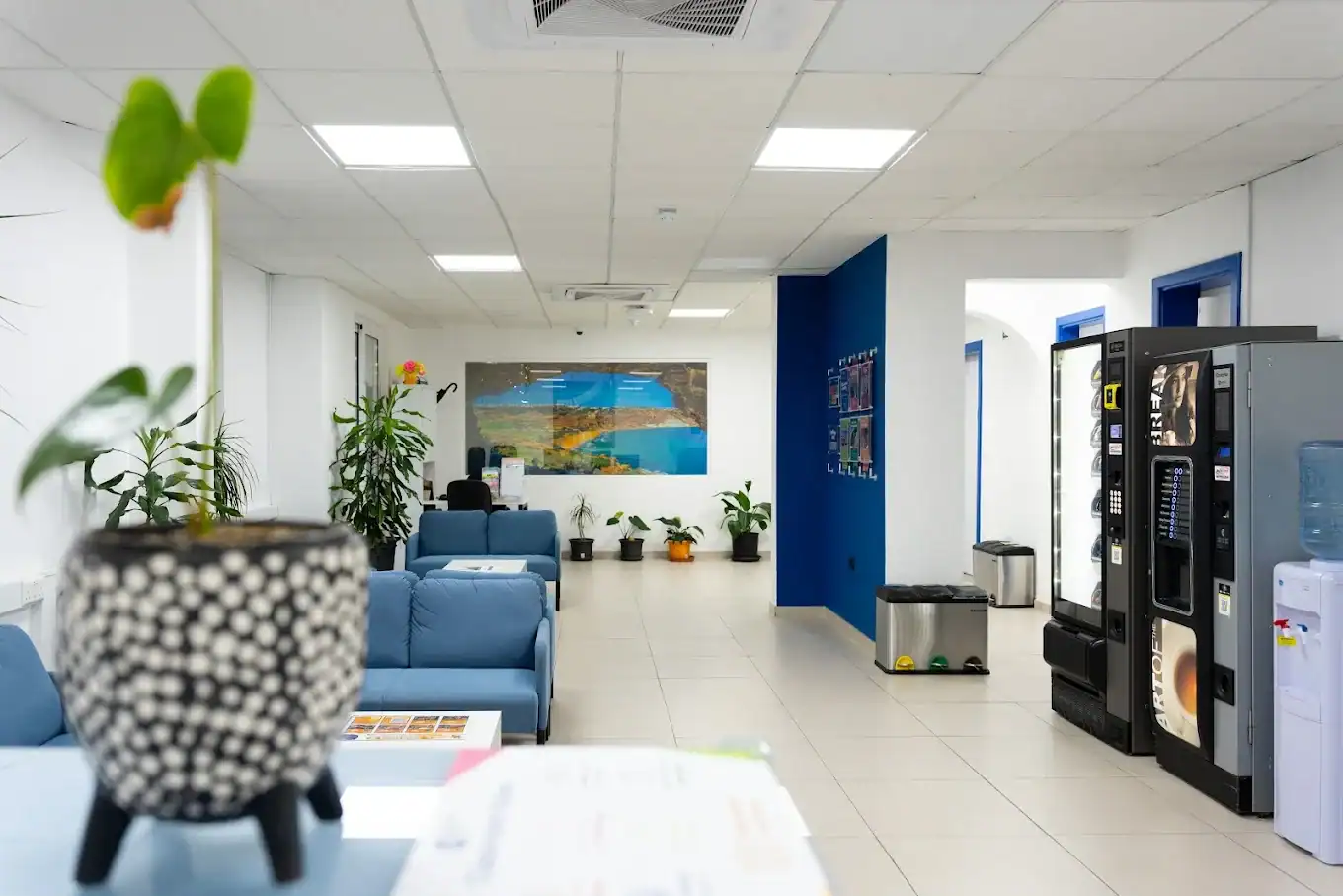 Espace détente et vie étudiante à St Julian's : le lobby d'International House (IH) Malta avec canapés et machines à café, partenaire de Sherwood School, école de langues à La Baule (éligible CPF). Espace détente et vie étudiante à St Julian's : le lobby d'International House (IH) Malta avec canapés et machines à café, partenaire de Sherwood School, école de langues à La Baule (éligible CPF).