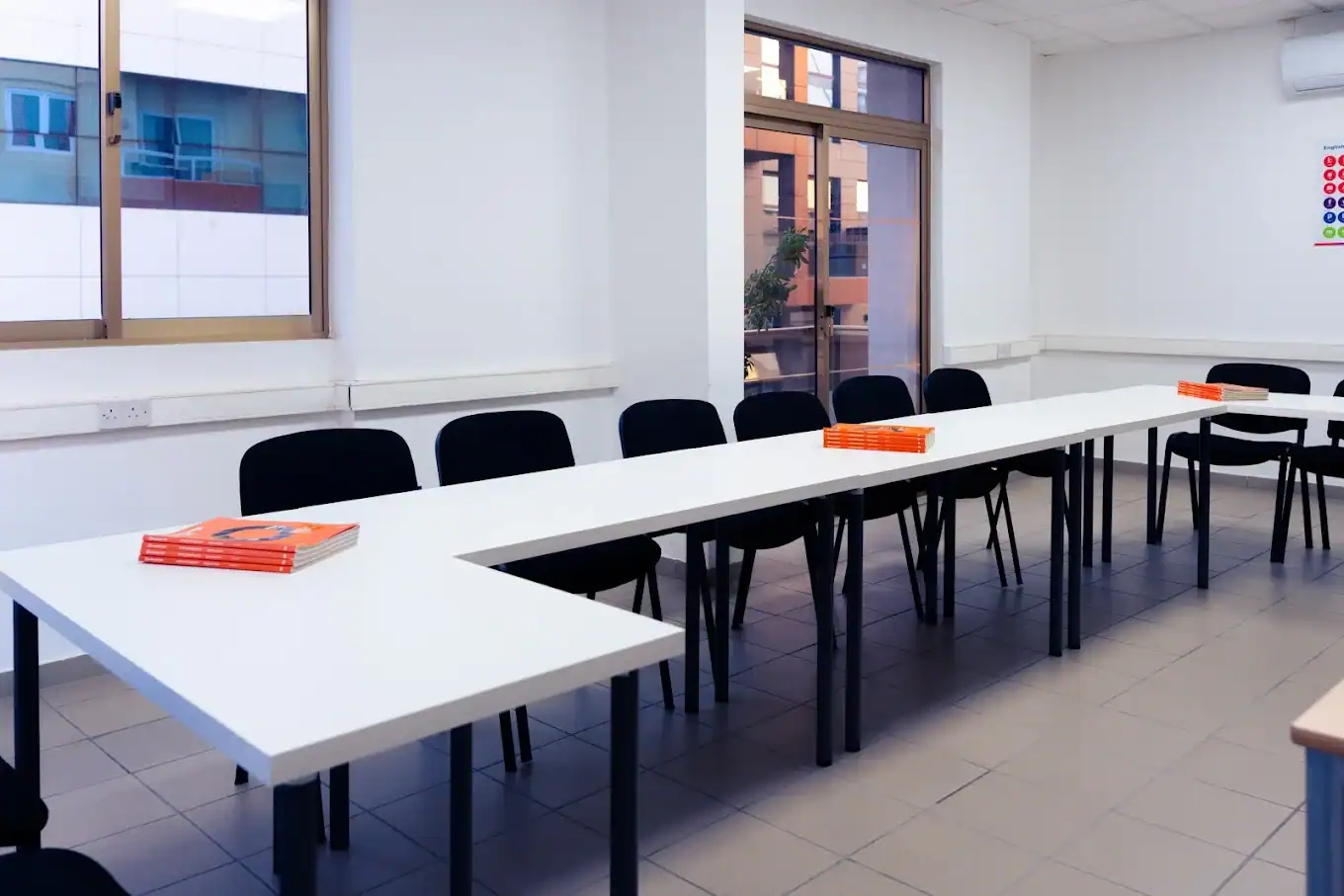Environnement d'apprentissage à St Julian's : salle de cours équipée pour les étudiants d'International House (IH) Malta, partenaire de Sherwood School, école de langues à La Baule (éligible CPF). Environnement d'apprentissage à St Julian's : salle de cours équipée pour les étudiants d'International House (IH) Malta, partenaire de Sherwood School, école de langues à La Baule (éligible CPF).
