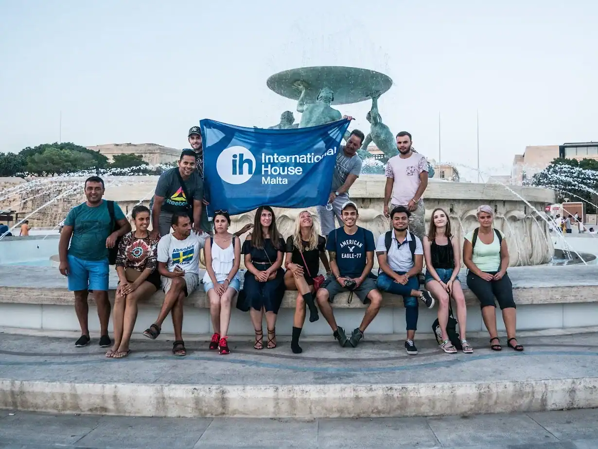 Découverte culturelle en Malte : groupe d'adultes d'International House (IH) Malta visitant la fontaine de La Valette, partenaire de Sherwood School, école de langues à La Baule (formation éligible CPF). Découverte culturelle en Malte : groupe d'adultes d'International House (IH) Malta visitant la fontaine de La Valette, partenaire de Sherwood School, école de langues à La Baule (formation éligible CPF).