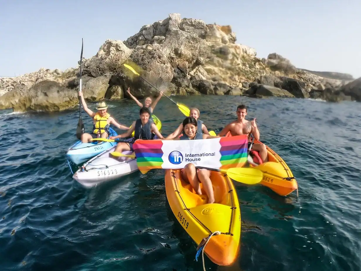 Séjour linguistique en Malte : activité de kayak en mer pour les étudiants d'International House (IH) Malta à St Julian's, partenaire de Sherwood School, école de langues à La Baule (éligible CPF). Séjour linguistique en Malte : activité de kayak en mer pour les étudiants d'International House (IH) Malta à St Julian's, partenaire de Sherwood School, école de langues à La Baule (éligible CPF).