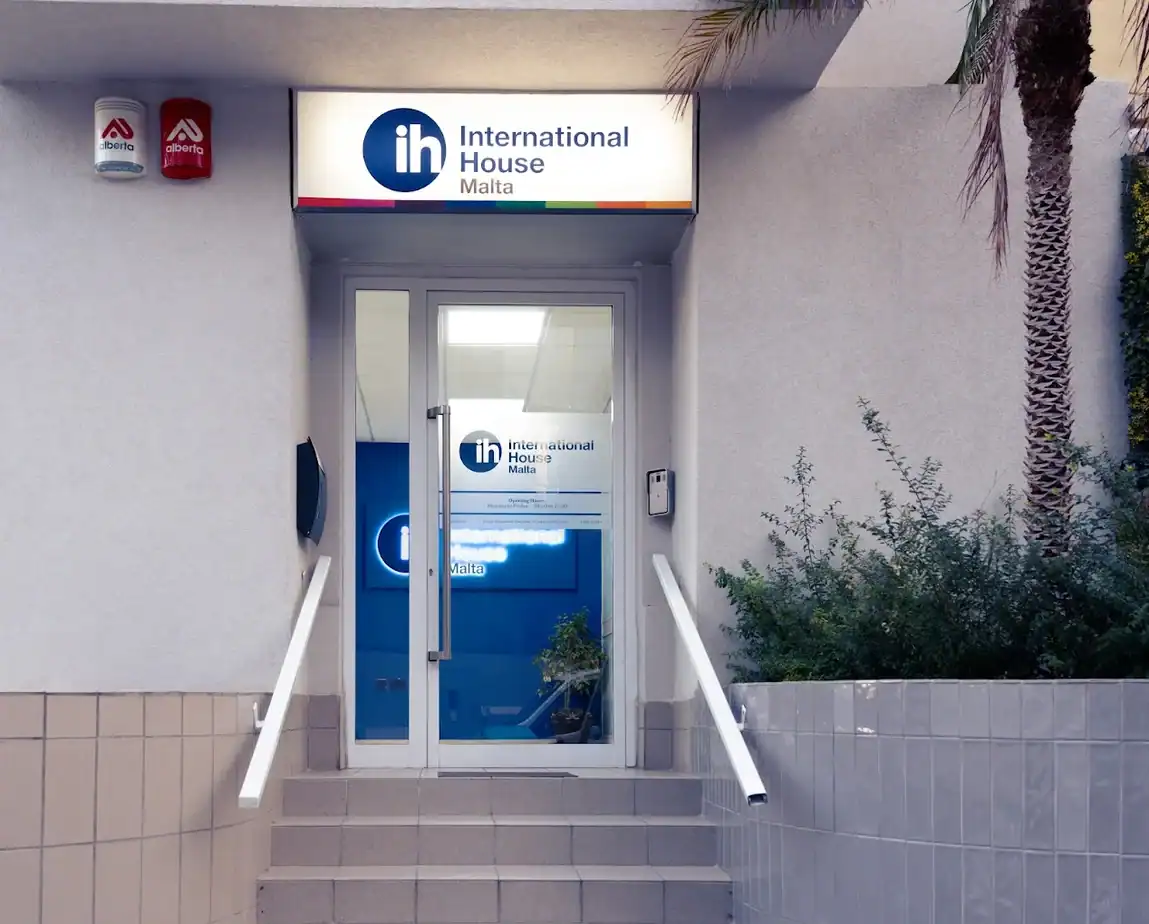 École de langues en Malte : l'entrée du bâtiment d'International House (IH) Malta à St Julian's, partenaire de Sherwood School, école de langues à La Baule (formation éligible CPF). École de langues en Malte : l'entrée du bâtiment d'International House (IH) Malta à St Julian's, partenaire de Sherwood School, école de langues à La Baule (formation éligible CPF).
