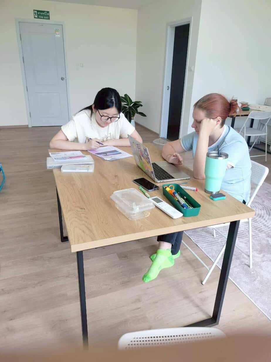 Perfectionnement en anglais à Chiang Mai : cours avec une professeure native dans les salles modernes de l'école Swift, partenaire de Sherwood School. Perfectionnement en anglais à Chiang Mai : cours avec une professeure native dans les salles modernes de l'école Swift, partenaire de Sherwood School.