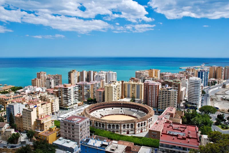 Une vue panoramique imprenable sur Malaga, sa célèbre arène et la mer Méditerranée : le cadre de rêve pour votre prochain séjour linguistique avec CLIC et Sherwood School (éligible CPF). Une vue panoramique imprenable sur Malaga, sa célèbre arène et la mer Méditerranée : le cadre de rêve pour votre prochain séjour linguistique avec CLIC et Sherwood School (éligible CPF).