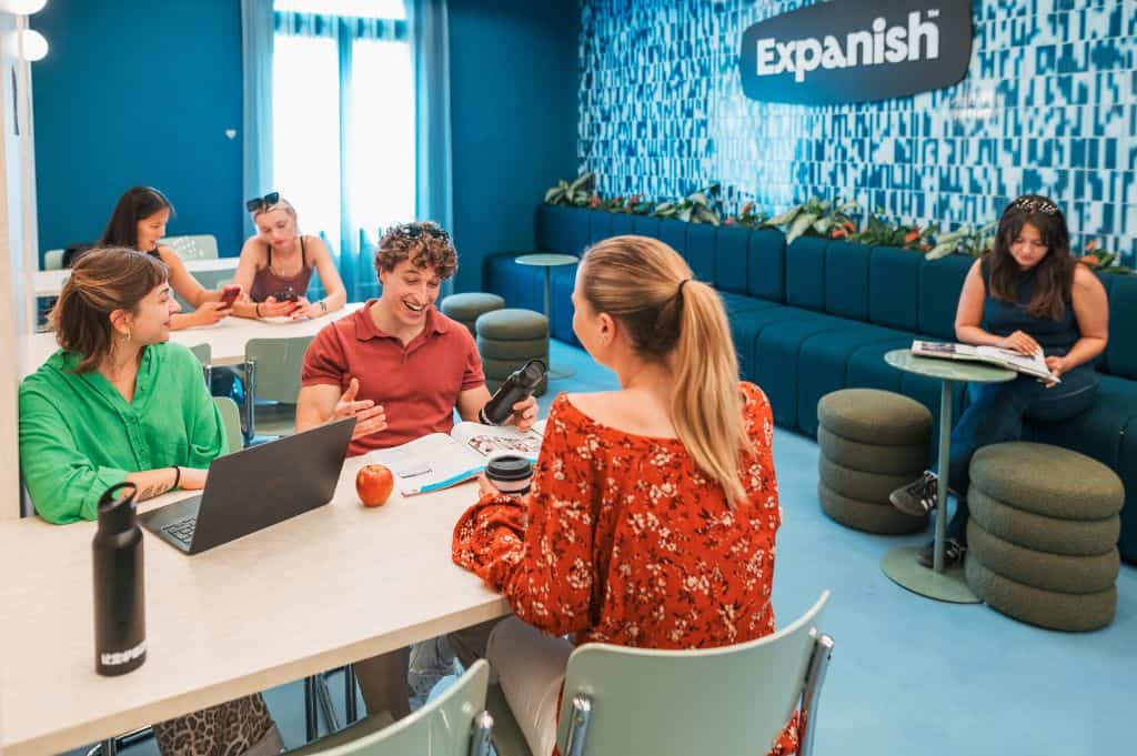 Étudier l'espagnol à Barcelone, Espagne : étudiants échangeant en espagnol dans le lobby de l'école Expanish, partenaire de Sherwood School, école de langues à La Baule (éligible CPF). Étudier l'espagnol à Barcelone, Espagne : étudiants échangeant en espagnol dans le lobby de l'école Expanish, partenaire de Sherwood School, école de langues à La Baule (éligible CPF).