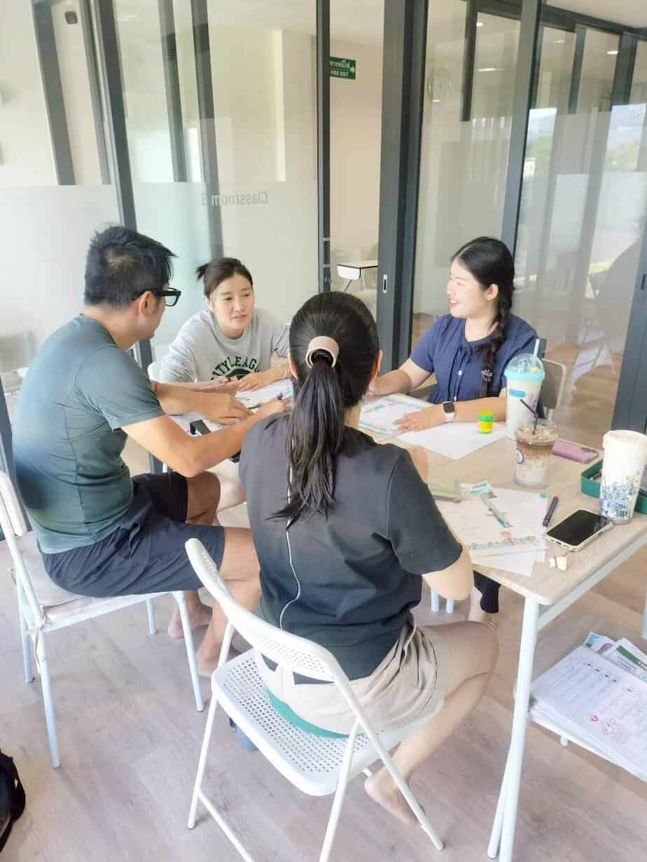 Progrès et pédagogie en Thaïlande : cours de thaïlandais dans les locaux de l'école Swift, partenaire de Sherwood School à Chiang Mai. Progrès et pédagogie en Thaïlande : cours de thaïlandais dans les locaux de l'école Swift, partenaire de Sherwood School à Chiang Mai.