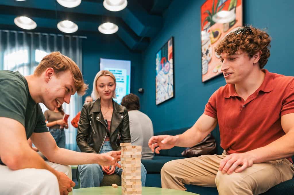 Apprendre l'espagnol à Barcelone, Espagne : étudiants s'exerçant après les cours grâce à des jeux chez Expanish, partenaire de Sherwood School, école de langues à La Baule (éligible CPF). Apprendre l'espagnol à Barcelone, Espagne : étudiants s'exerçant après les cours grâce à des jeux chez Expanish, partenaire de Sherwood School, école de langues à La Baule (éligible CPF).