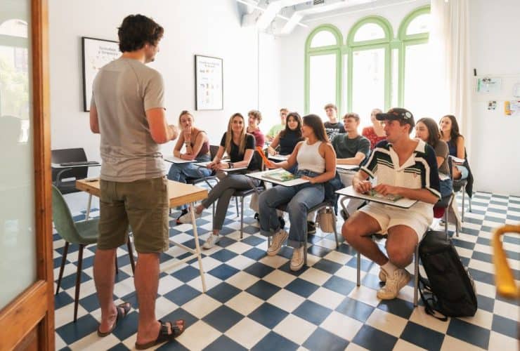 Cours d'espagnol à Barcelone, Espagne : étudiants en pleine interaction durant une leçon chez Expanish, partenaire de Sherwood School, école de langues à La Baule (formation éligible CPF).
