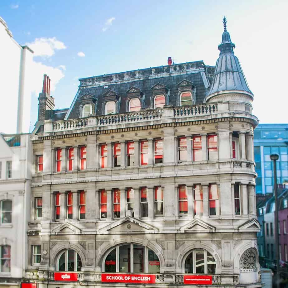 Bâtiment de l'école Speak Up London sur Oxford Street : centre partenaire de Sherwood School pour un séjour linguistique en Angleterre.