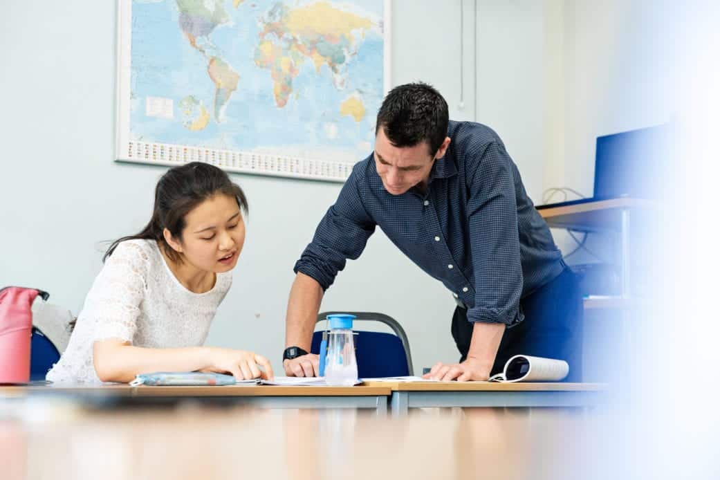 Progressez en anglais grâce à un suivi pédagogique personnalisé : étudiant et professeur en classe chez Studio Cambridge avec Sherwood School (CPF).