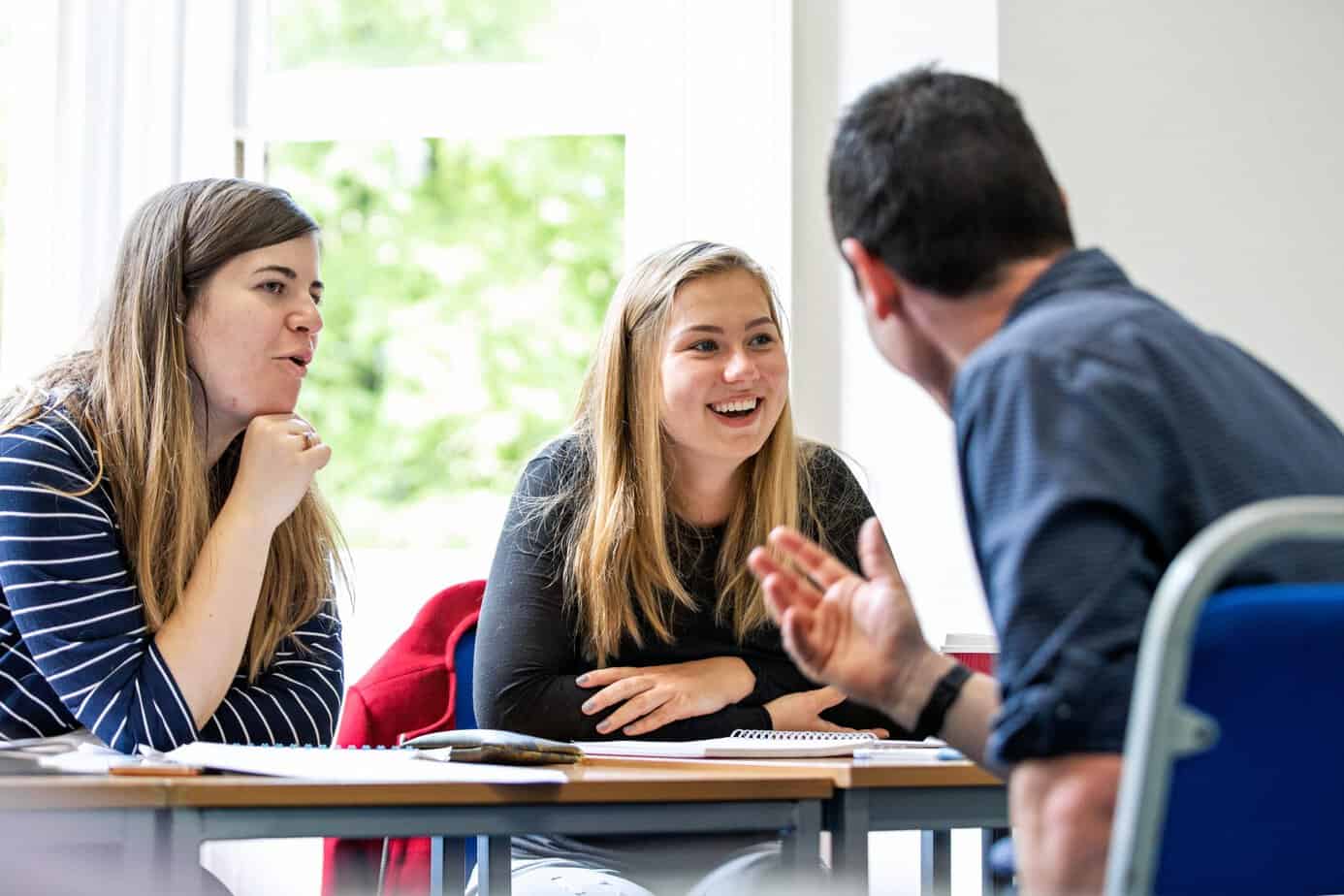 Progressez rapidement en anglais grâce aux cours intensifs : étudiants en classe chez Studio Cambridge avec Sherwood School (formation éligible au CPF).