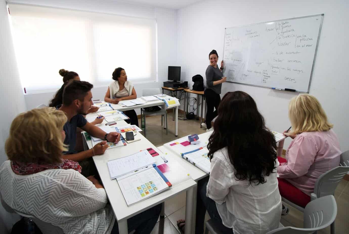 Apprendre l'espagnol au bord de l'océan : des étudiants participent activement au cours avec leur professeur chez CLIC Cadix, un séjour linguistique proposé par Sherwood School (éligible CPF). Apprendre l'espagnol au bord de l'océan : des étudiants participent activement au cours avec leur professeur chez CLIC Cadix, un séjour linguistique proposé par Sherwood School (éligible CPF).
