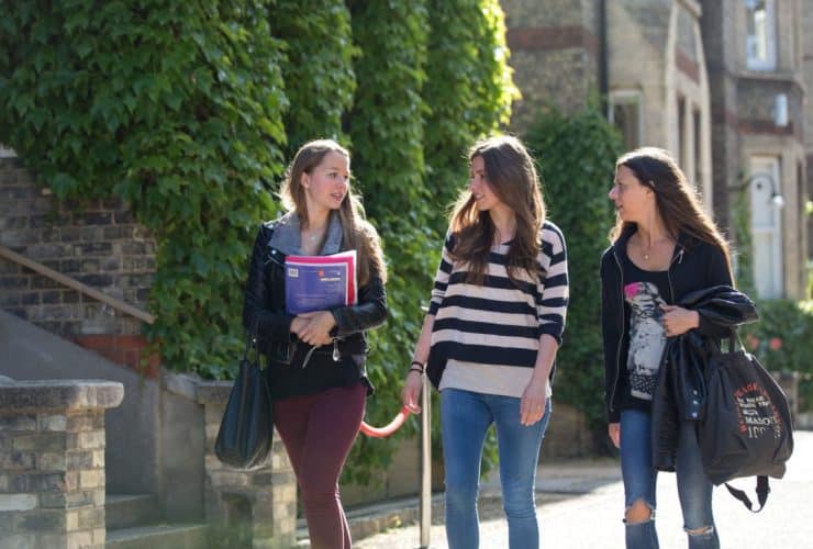 L'apprentissage des langues sans frontières : découvrez le quotidien de nos apprenants en pleine immersion culturelle lors d'un séjour à l'étranger avec Sherwood School.