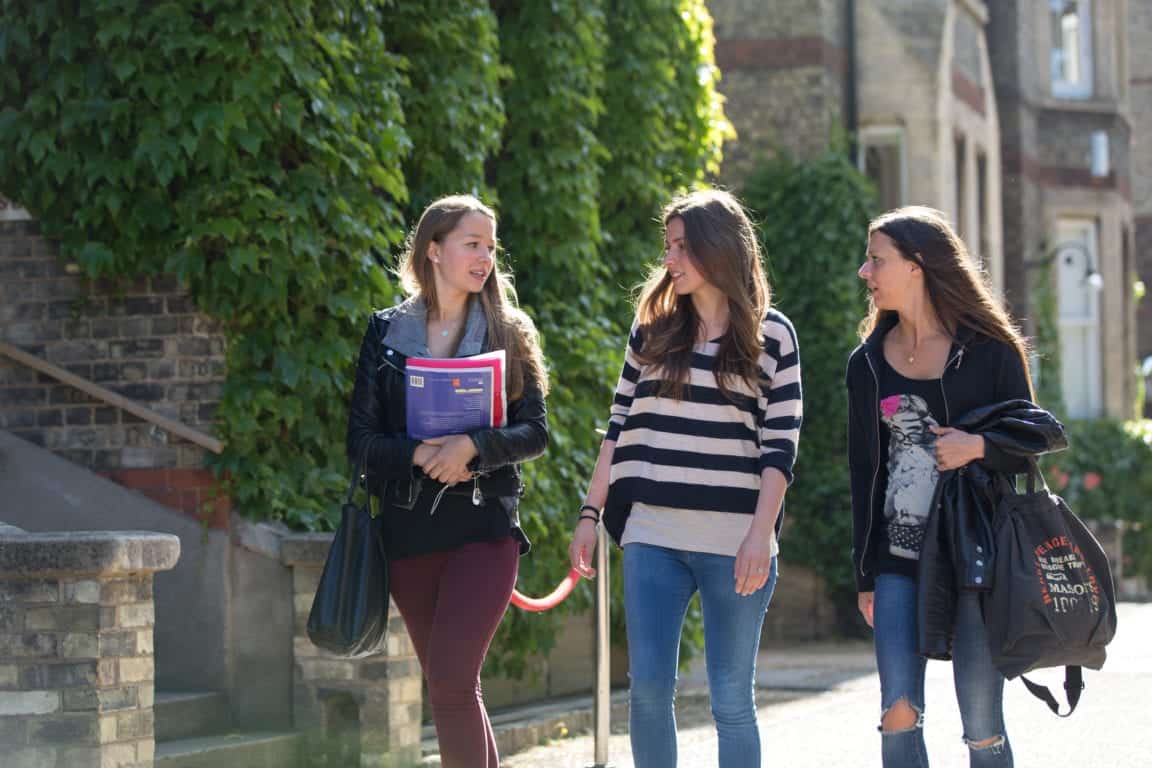 L'apprentissage des langues sans frontières : découvrez le quotidien de nos apprenants en pleine immersion culturelle lors d'un séjour à l'étranger avec Sherwood School.