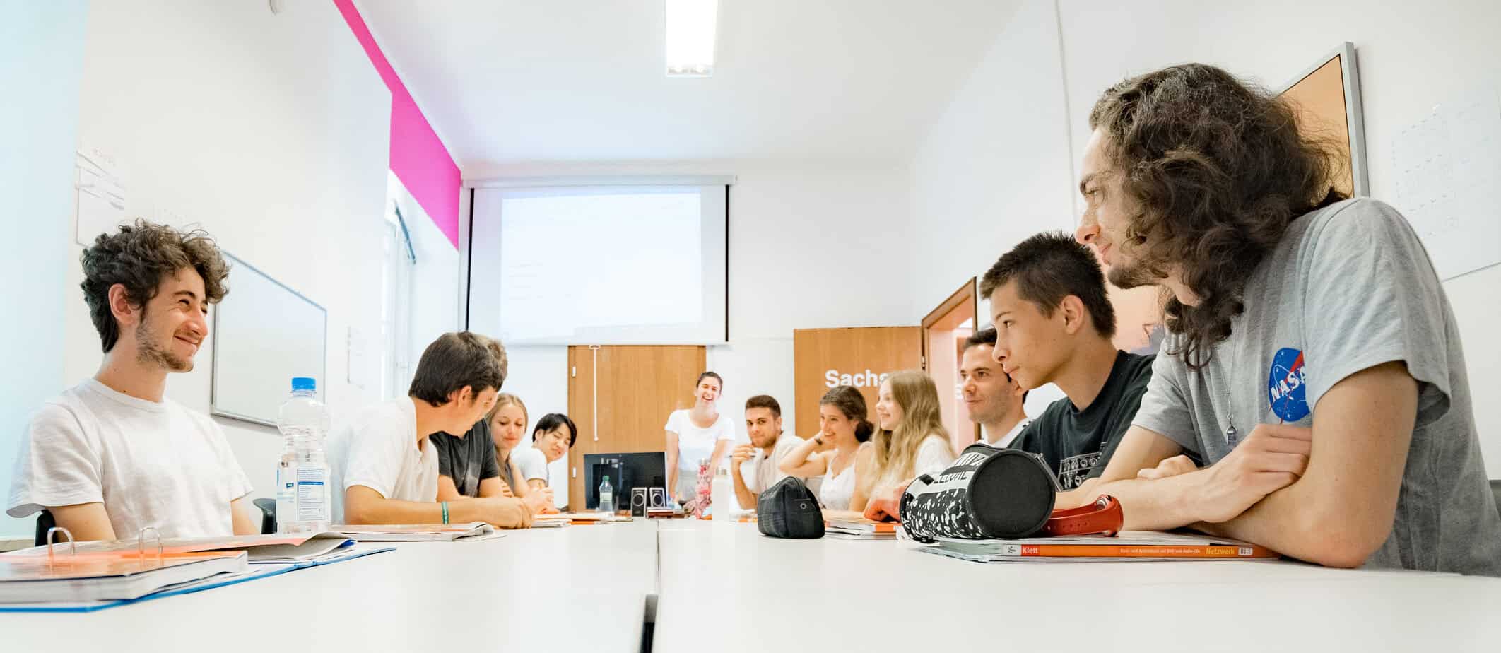 Étudiants internationaux en cours d'allemand à Munich : apprentissage en groupe au centre BWS avec Sherwood School, séjour en Bavière éligible au CPF. Étudiants internationaux en cours d'allemand à Munich : apprentissage en groupe au centre BWS avec Sherwood School, séjour en Bavière éligible au CPF.