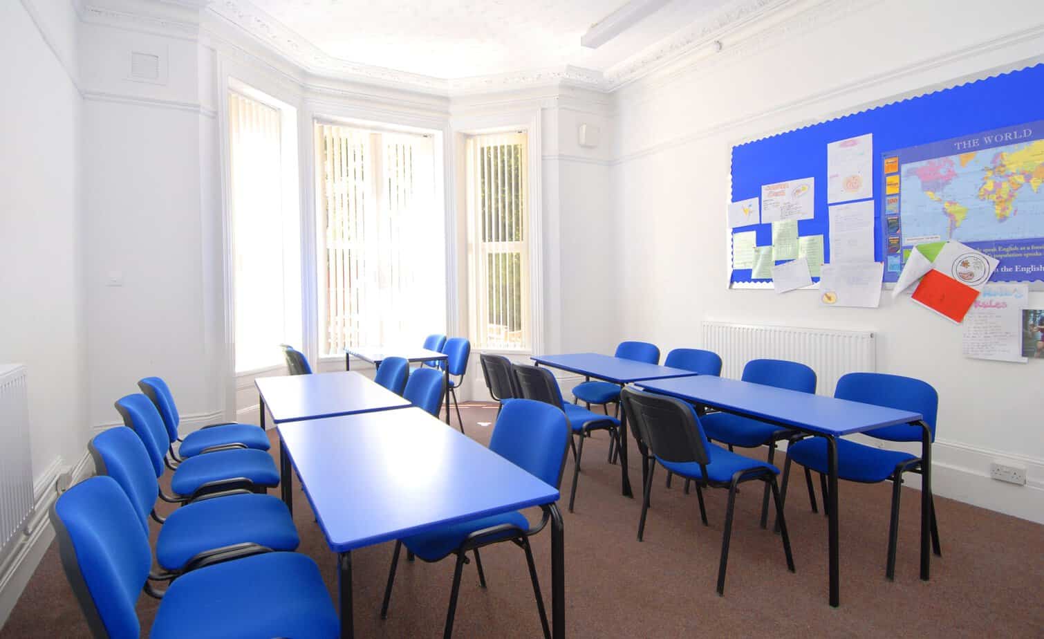 École de langues à Bournemouth, Angleterre : salle de cours équipée pour les étudiants de Cavendish School of English, partenaire de Sherwood School, école de langues à La Baule (éligible CPF). École de langues à Bournemouth, Angleterre : salle de cours équipée pour les étudiants de Cavendish School of English, partenaire de Sherwood School, école de langues à La Baule (éligible CPF).