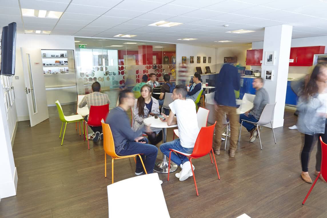 Lobby de l'école LILA* Liverpool : immersion totale en anglais du matin au soir avec Sherwood School, formation certifiée CPF. Lobby de l'école LILA* Liverpool : immersion totale en anglais du matin au soir avec Sherwood School, formation certifiée CPF.