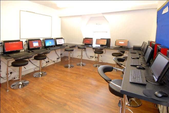 École de langues à Bournemouth, Angleterre : la salle informatique équipée pour les étudiants de Cavendish School of English (CSE), partenaire de Sherwood School, école de langues à La Baule (éligible CPF). École de langues à Bournemouth, Angleterre : la salle informatique équipée pour les étudiants de Cavendish School of English (CSE), partenaire de Sherwood School, école de langues à La Baule (éligible CPF).