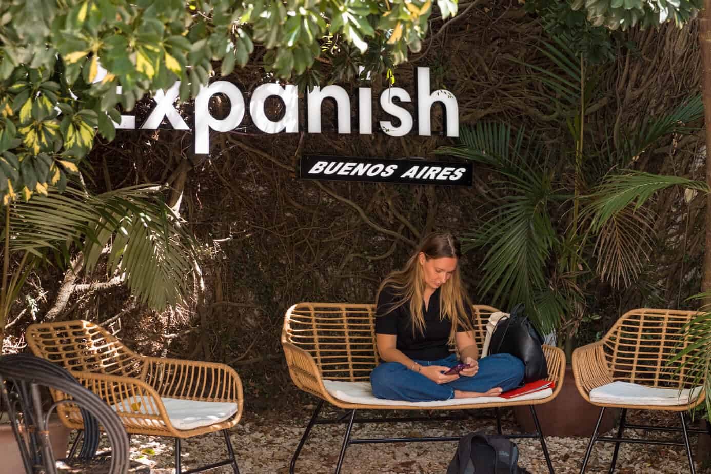 Patio de l'école d'espagnol Expanish à Buenos Aires : étudiante devant le centre de langue en Argentine, séjour linguistique avec Sherwood School.