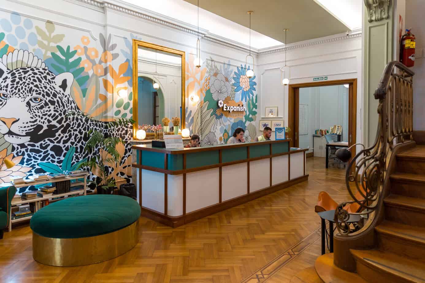 Accueil au centre de langue Expanish à Buenos Aires : hall moderne de l'école d'espagnol en Argentine, séjour linguistique avec Sherwood School.