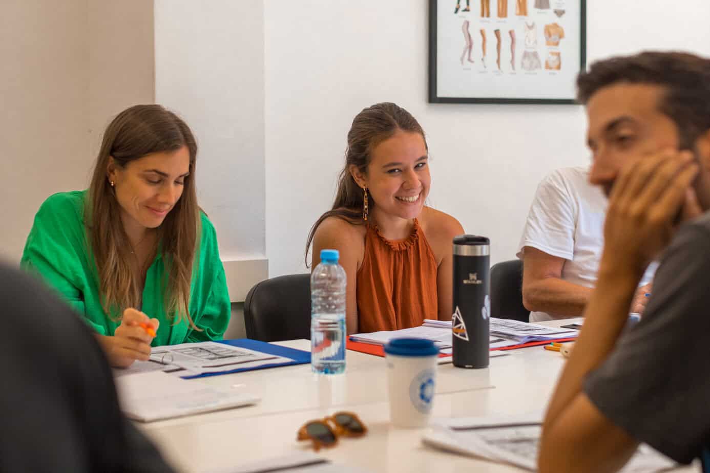 Cours d'espagnol en petit groupe à Buenos Aires : étudiants en salle de classe en Argentine avec Sherwood School, méthode d'apprentissage active.