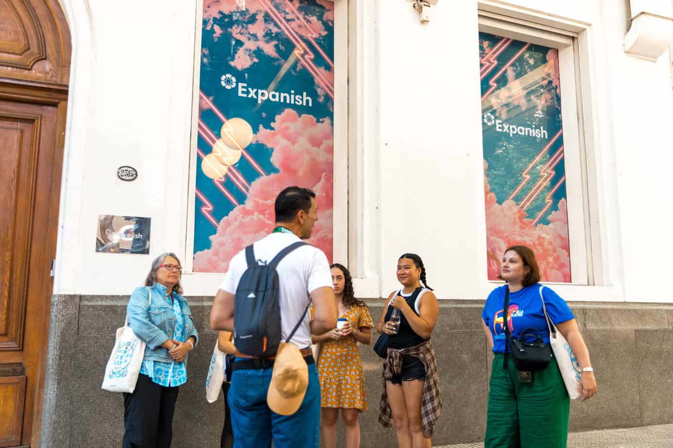 Groupe d'adultes à l'entrée de l'école d'espagnol à Buenos Aires : séjour linguistique en Argentine avec Sherwood School, formation pour professionnels.