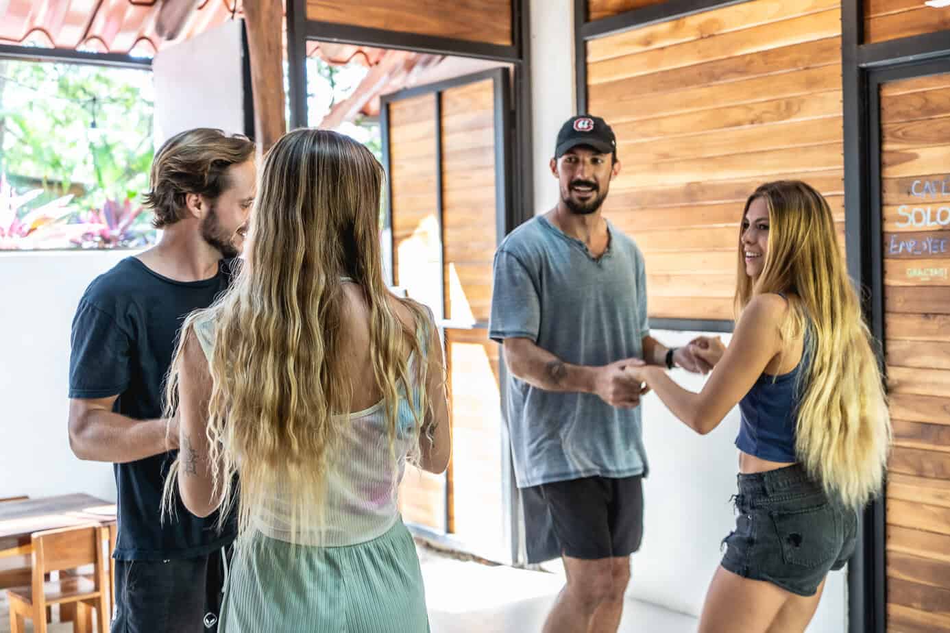 Apprendre l'espagnol et la salsa au Costa Rica : immersion culturelle et cours de danse lors de votre séjour linguistique avec Sherwood School.