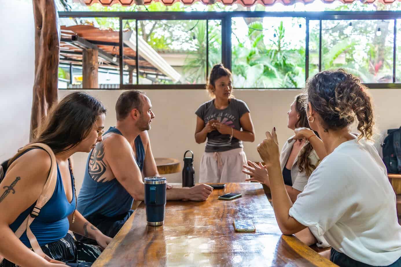 Apprendre l'espagnol en immersion : cours de langue dynamiques au Costa Rica avec notre partenaire Expanish et Sherwood School.
