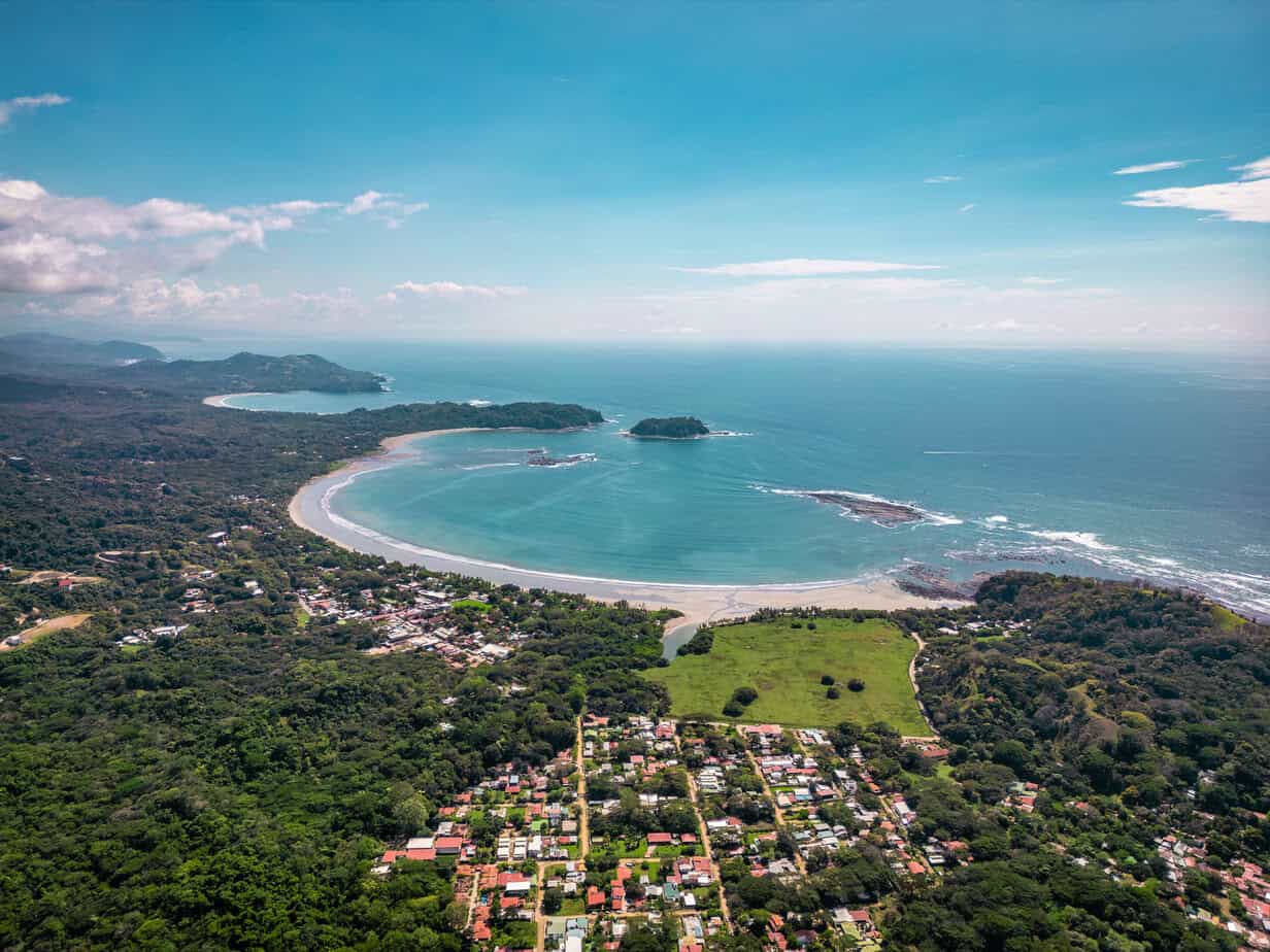 Panorama d'une plage paradisiaque au Costa Rica : le cadre idéal pour apprendre l'espagnol en immersion totale avec Sherwood School.