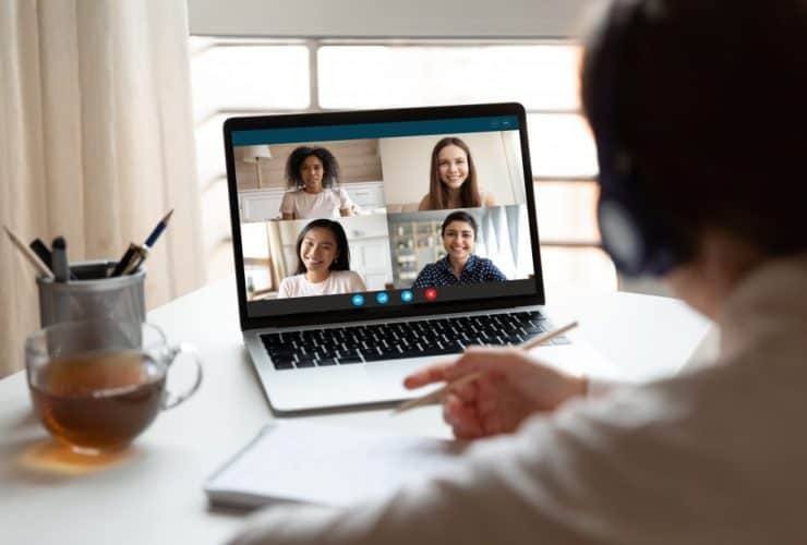 Cours d'espagnol en ligne avec Sherwood School : apprenez à votre rythme grâce à nos formations certifiantes éligibles au CPF.