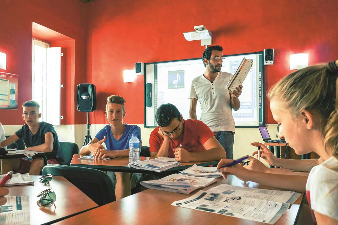 Progressez en anglais lors d'un séjour linguistique au soleil : étudiants en classe chez Cavendish School à Malte, partenaire de Sherwood School, école de langues à La Baule (formation éligible CPF).