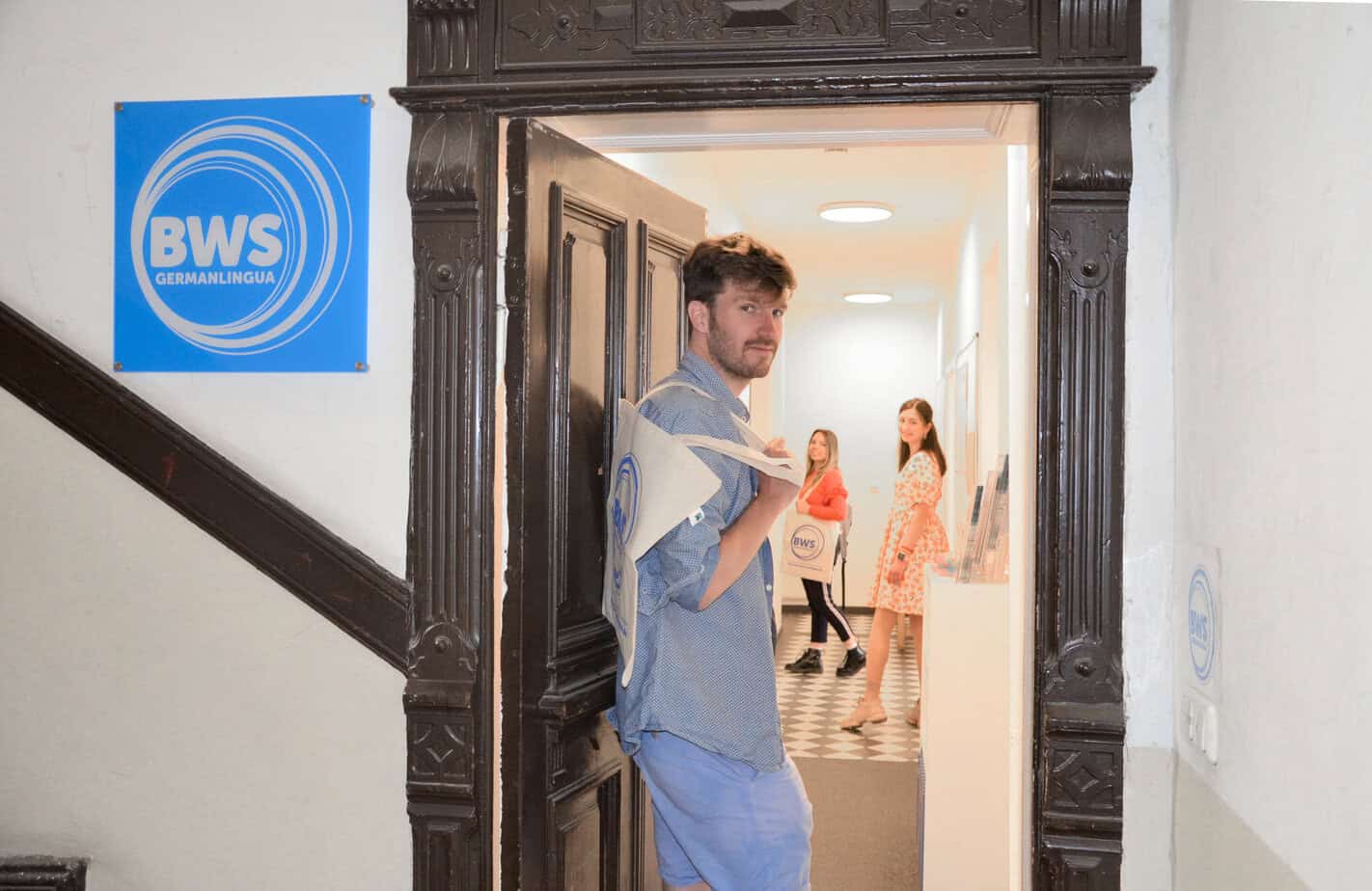 Arrivée des étudiants à l'école de Berlin : début des cours d'allemand au centre BWS avec Sherwood School, séjour linguistique en plein cœur de la capitale. Arrivée des étudiants à l'école de Berlin : début des cours d'allemand au centre BWS avec Sherwood School, séjour linguistique en plein cœur de la capitale.