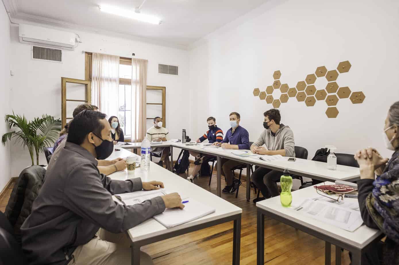 Apprentissage de l'espagnol en groupe à Buenos Aires : cours interactifs au centre Expanish en Argentine avec Sherwood School.