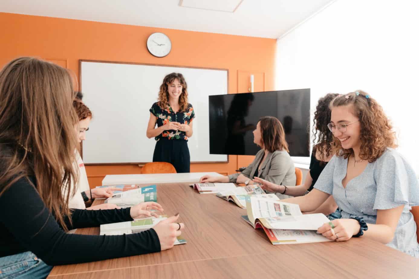 Perfectionner son niveau de langue au cœur de la capitale : l'ambiance stimulante et interactive d'une classe pour adultes chez Expanish Madrid, un programme Sherwood School (formation CPF). Perfectionner son niveau de langue au cœur de la capitale : l'ambiance stimulante et interactive d'une classe pour adultes chez Expanish Madrid, un programme Sherwood School (formation CPF).