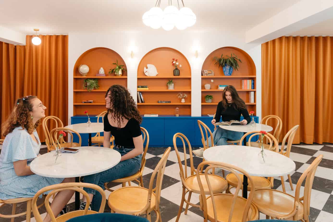 L'espace d'accueil moderne et élégant de l'école Expanish Madrid, le point de départ idéal pour un séjour linguistique inoubliable en Espagne avec Sherwood School (éligible CPF). L'espace d'accueil moderne et élégant de l'école Expanish Madrid, le point de départ idéal pour un séjour linguistique inoubliable en Espagne avec Sherwood School (éligible CPF).