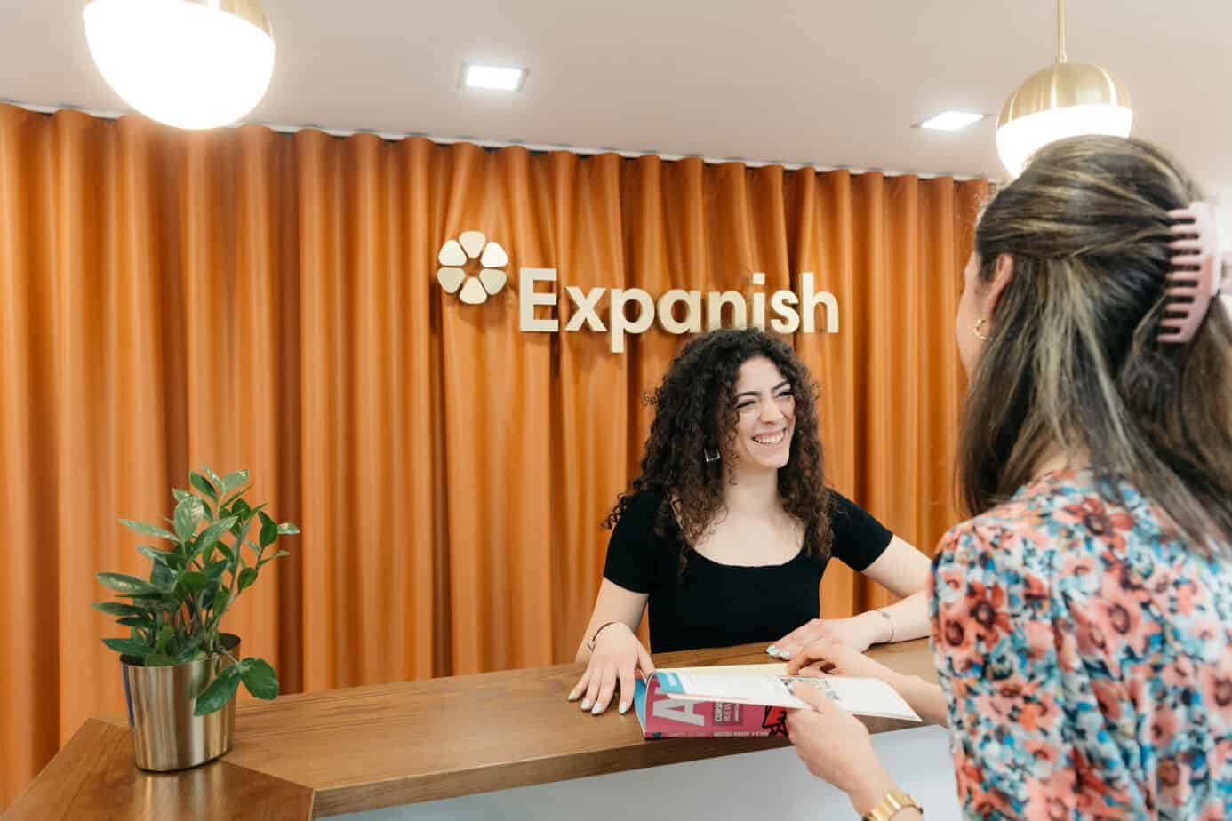 Le front desk d'Expanish Madrid, l'endroit exact où commence votre voyage linguistique au cœur de l'Espagne avec Sherwood School (éligible au CPF). Le front desk d'Expanish Madrid, l'endroit exact où commence votre voyage linguistique au cœur de l'Espagne avec Sherwood School (éligible au CPF).