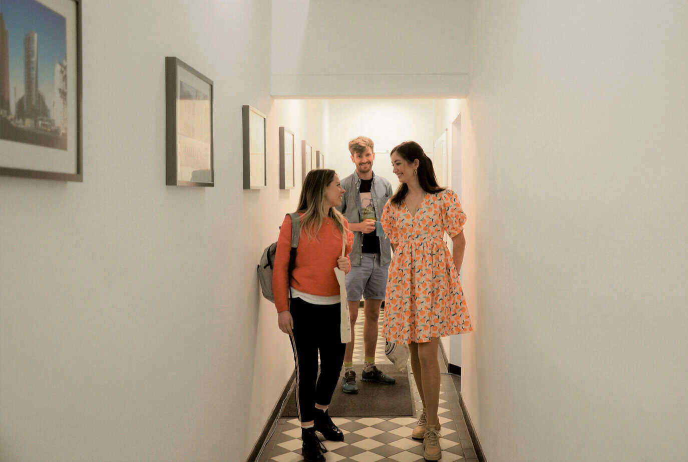 Vie étudiante à Berlin : étudiants internationaux à la sortie des cours d'allemand du centre BWS, séjour linguistique avec Sherwood School éligible au CPF. Vie étudiante à Berlin : étudiants internationaux à la sortie des cours d'allemand du centre BWS, séjour linguistique avec Sherwood School éligible au CPF.