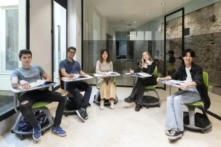 École de langues à Valence, Espagne : cours d'espagnol pour étudiants étrangers chez Españolé, partenaire de Sherwood School, école de langues à La Baule (formation éligible CPF). École de langues à Valence, Espagne : cours d'espagnol pour étudiants étrangers chez Españolé, partenaire de Sherwood School, école de langues à La Baule (formation éligible CPF).