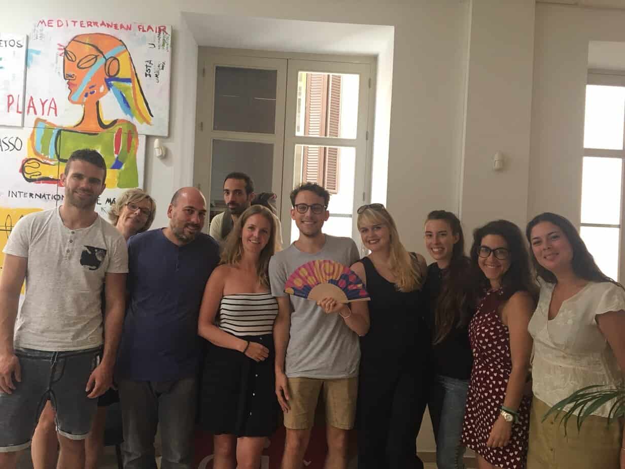 L'apprentissage de la langue se poursuit en terrasse : un groupe d'étudiants adultes s'apprête à partir en tournée de tapas après les cours chez CLIC Malaga, avec Sherwood School (éligible CPF). L'apprentissage de la langue se poursuit en terrasse : un groupe d'étudiants adultes s'apprête à partir en tournée de tapas après les cours chez CLIC Malaga, avec Sherwood School (éligible CPF).