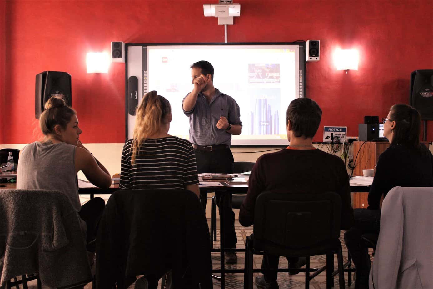 Cours d'anglais à Malte : immersion linguistique avec professeurs qualifiés chez Cavendish School, partenaire de Sherwood School, école de langues à La Baule (formation éligible CPF).