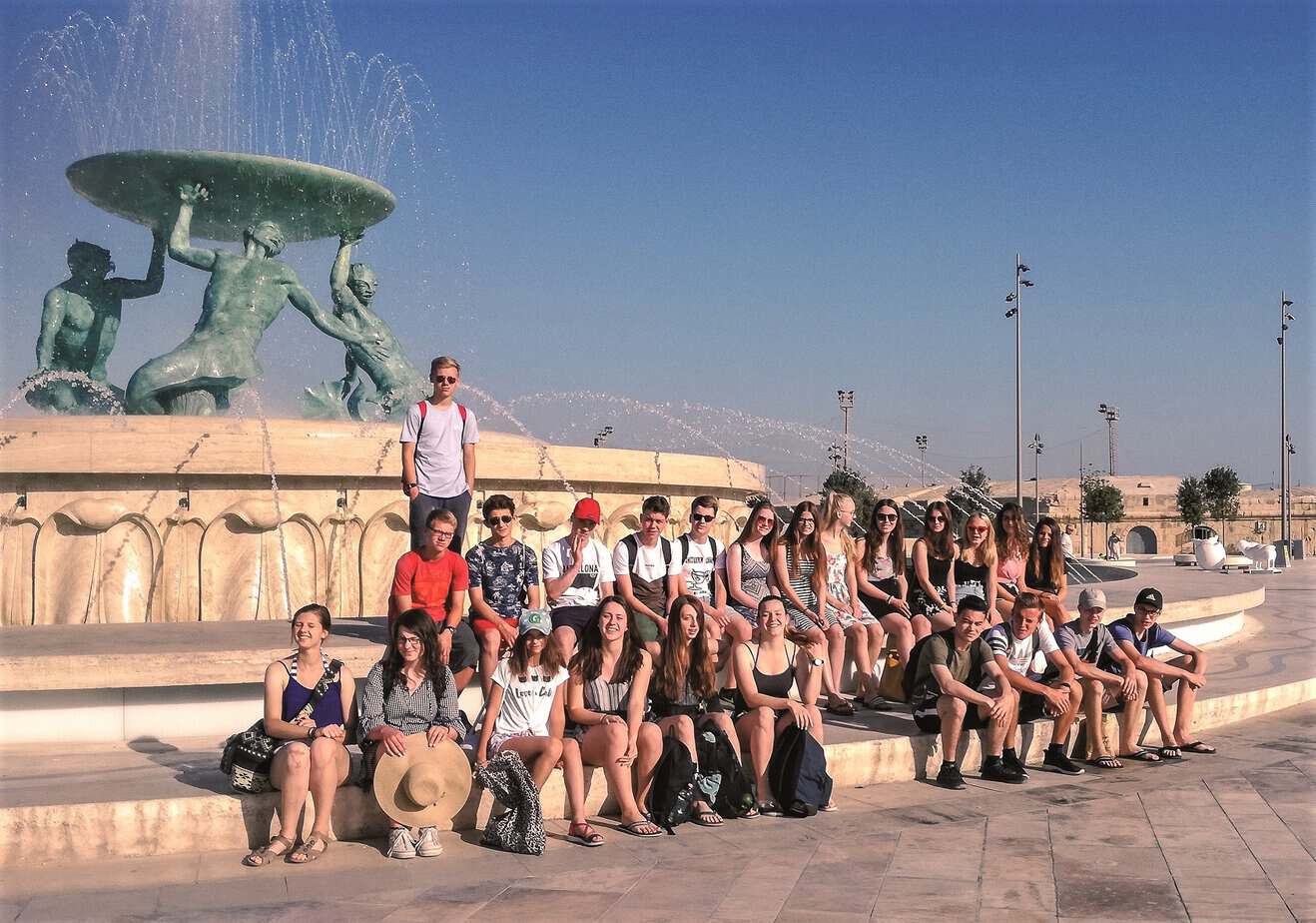 Séjour linguistique à Malte, La Valette : étudiants devant la fontaine principale de la ville, activités de Cavendish School, partenaire de Sherwood School, école de langues à La Baule (éligible CPF).
