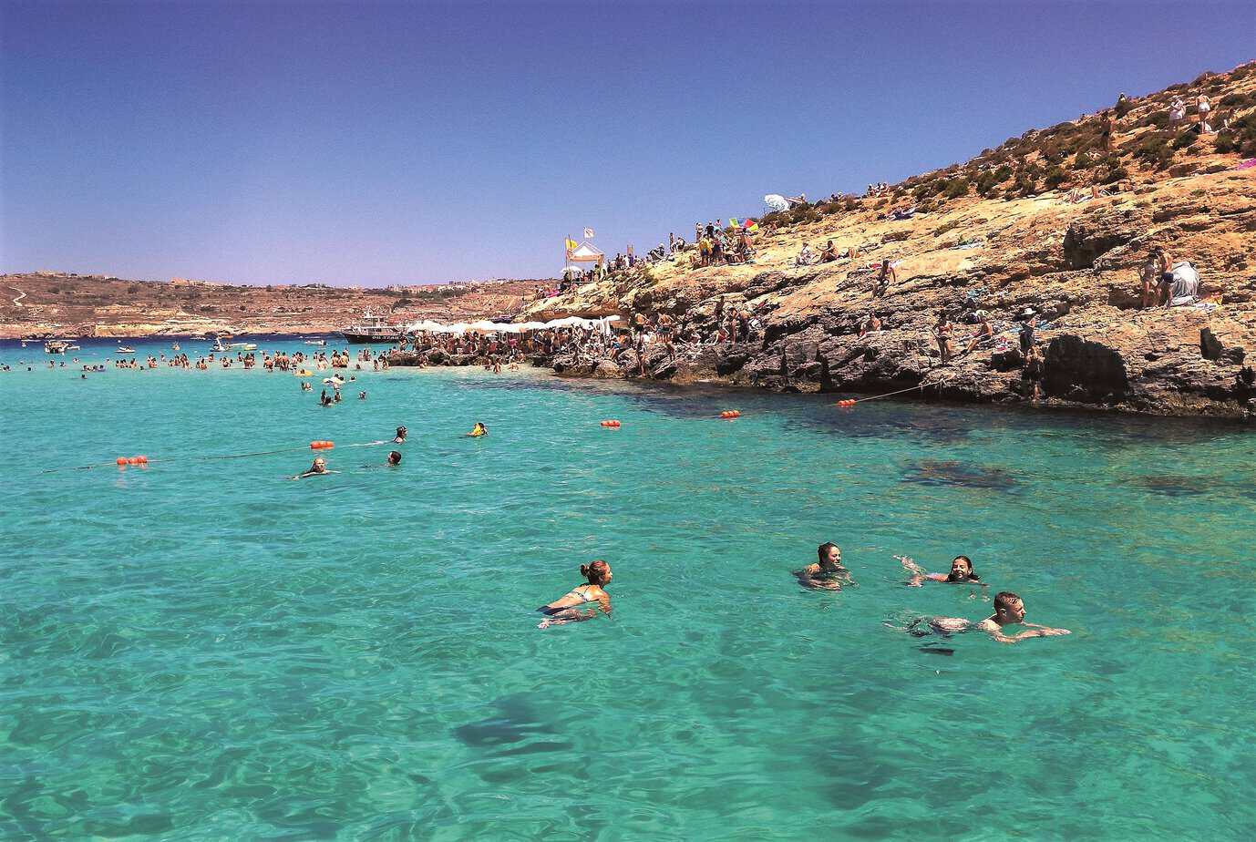 Séjour linguistique à Malte, La Valette : étudiants profitant de la mer et de l'eau turquoise, activités de Cavendish School, partenaire de Sherwood School, école de langues à La Baule
